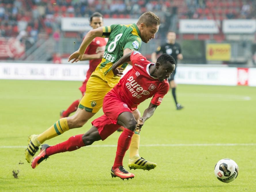 Aaron Meijers (l.) vecht een stevig duel uit met Yaw Yeboah (r.) tijdens het competitieduel FC Twente - ADO Den Haag (17-09-2016).