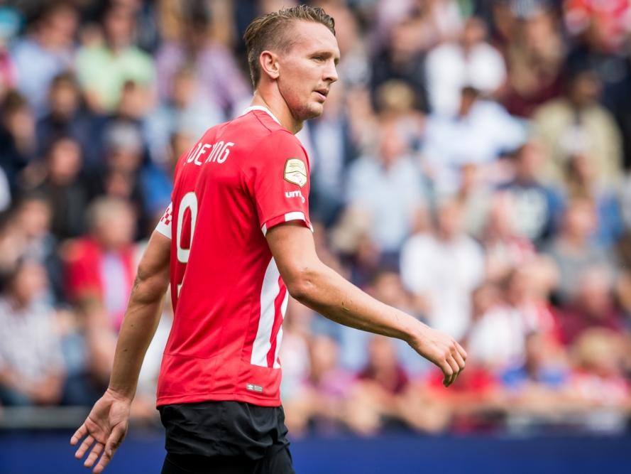 PSV-aanvoerder Luuk de Jong loopt gefrustreerd rond tijdens de competitiewedstrijd tegen Feyenoord. (18-09-2016)