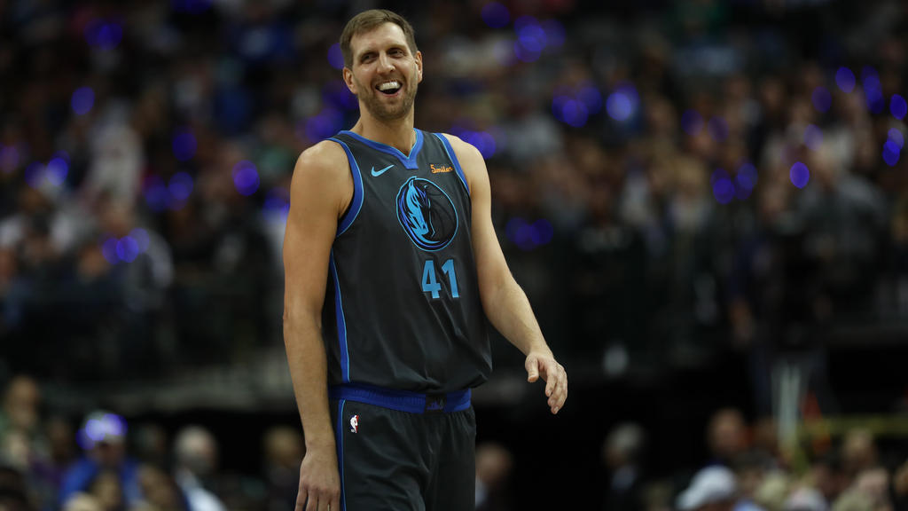 Dirk Nowitzki steuerte drei Punkte zum Sieg der Dallas Mavericks bei Dirk Nowitzki steuerte drei Punkte zum Sieg der Dallas Mavericks bei
