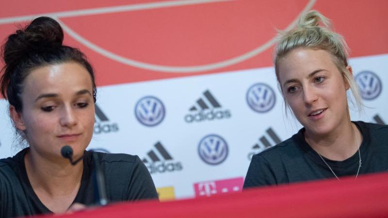 Carolin Simon und Lina Magull beschäftigen sich nicht mit Rechenspielen Carolin Simon und Lina Magull beschäftigen sich nicht mit Rechenspielen