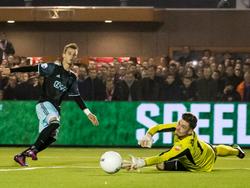 Vaclav Černý (l.) krijgt de bal langs Kozakken Boys-doelman Nils den Hartog (.r), maar het talent van Ajax mist het doel net. (26-10-2016)