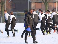 De eerste training die Sunday Oliseh als trainer van Fortuna Sittard leidt, vindt heel toepasselijk plaats in de sneeuw. (02-01-2017)