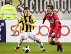 FC Twente-back Hidde ter Avest draait open en zoekt naar een medespeler. Vitesse-aanvaller Milot Rashica gaat in de achtervolging. (15-01-2017)