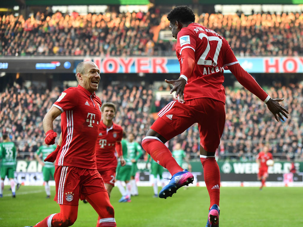 David Alaba traf gegen Werder per Freistoß zum 2:0 und feiert das Tor gemeinsam mit Arjen Robben