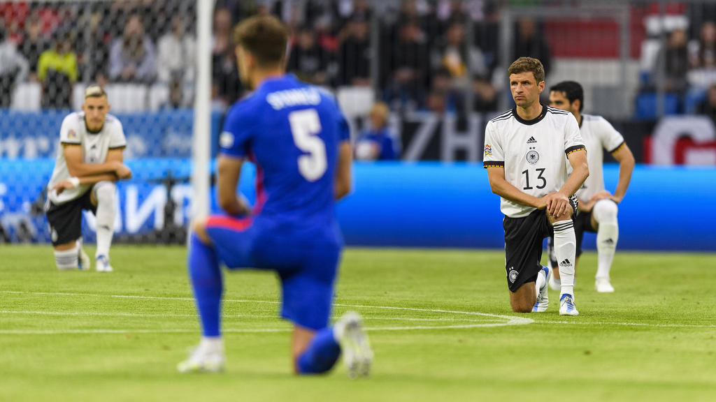 Die Nationalspieler von Deutschland und England knien vor dem Spiel, als Zeichen gegen Rassismus