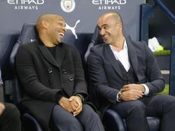 Thierry Henry ríe junto a Martínez en el banquillo belga.
