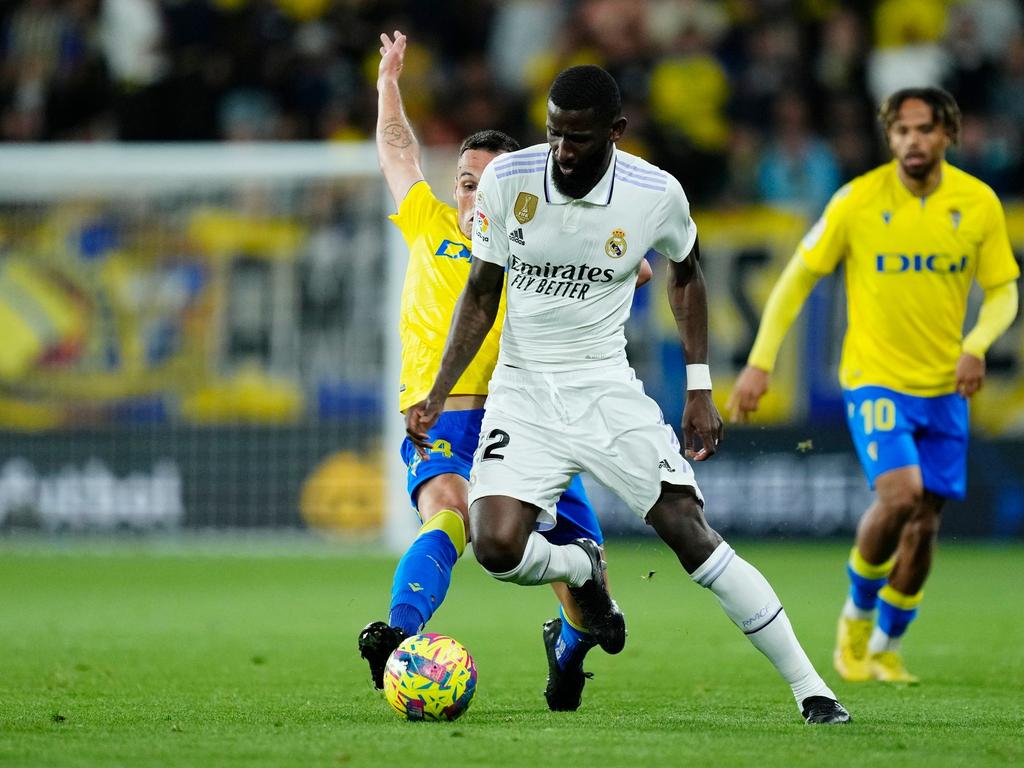 Reals Antonio Rüdiger (M) und Fede San Emeterio von Cádiz kämpfen um den Ball Reals Antonio Rüdiger (M) und Fede San Emeterio von Cádiz kämpfen um den Ball