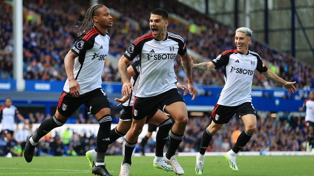 Fulhams Aleksandar Mitrovic (m.) geht zukünftig in Saudi-Arabien auf Torejagd Fulhams Aleksandar Mitrovic (m.) geht zukünftig in Saudi-Arabien auf Torejagd