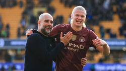 Erling Haaland (r.) mit City-Trainer Pep Guardiola