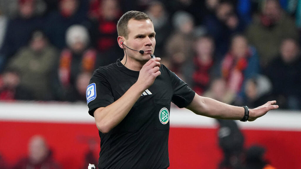 Referee Robin Braun sprach die erste VAR-Durchsage der Bundesliga-Historie Referee Robin Braun sprach die erste VAR-Durchsage der Bundesliga-Historie