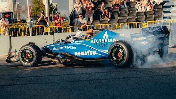 Carlos Sainz gibt in seinem Williams FW45 Gas