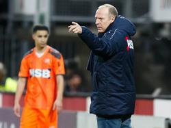 FC Volendam-trainer Robert Molenaar maakt zich niet druk langs de kant en geeft zijn spelers aanwijzingen tijdens het duel met Sparta Rotterdam. (04-12-2015)