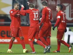 Chinedu Ede (l.) mag zichzelf de eerste doelpuntenmaker van de Eredivisie jaargang 2016 noemen. De aanvaller van FC Twente scoort de 1-0 tegen Heracles Almelo en wordt bejubeld. (15-01-2016)