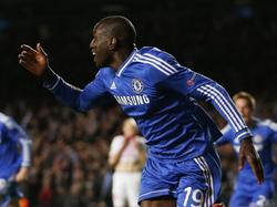 Demba Ba schiet Chelsea in de slotminuut voorbij Paris Saint-Germain. De Londenaren staan op het punt om door te bekeren in de Champions League. (08-04-2014)