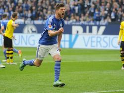 Klaas-Jan Huntelaar faalt niet van elf meter. De aanvoerder van Schalke 04 zorgt voor de gelijkmaker in de Kohlenpott-derby tegen Dortmund. (10-04-2016)