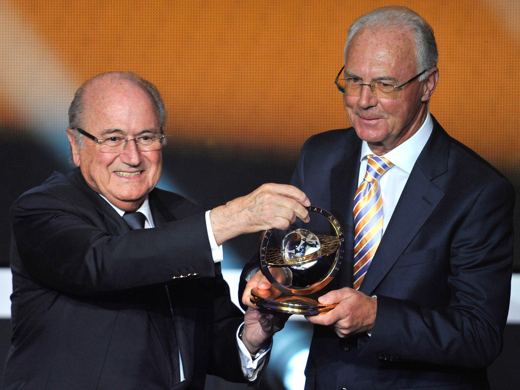 Franz Beckenbauer (r.) hat Sepp Blatters Umgang mit den umstrittenen WM-Turnieren kritisiert