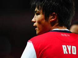 Ryo Miyaichi kijkt geconcentreerd tijdens een wedstrijd van Arsenal tegen Chelsea. (29-10-2013)