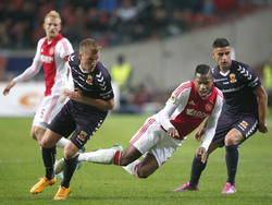 V.l.n.r: Nicolai Boilesen, Jeffrey Rijsdijk, Stefano Denswil en Deniz Türüç. De spelers van Go Ahead Eagles nemen Denswil in de sandwich tijdens de wedstrijd Ajax - Go Ahead Eagles. (25-10-2014)