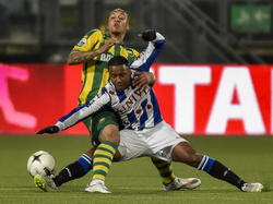 Gianni Zuiverloon (l.) neemt Lerin Duarte mee in zijn val in het duel ADO Den Haag - sc Heerenveen. (07-03-2015)