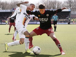 Gianni Zuiverloon (l.) in duel met Bas Kuipers (r.) tijdens de wedstrijd Excelsior - ADO Den Haag. (05-04-2015) 