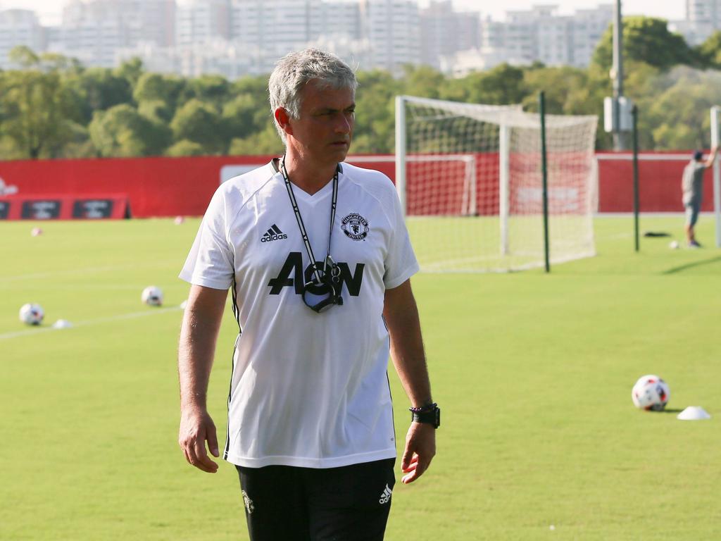 Manchester United-trainer José Mourinho kijkt toe tijdens een training van zijn nieuwe ploeg (20-07-2016).