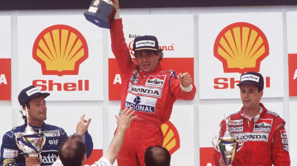 Ayrton Senna (Mitte) völlig losgelöst nach seinem Sieg in Brasilien Ayrton Senna (Mitte) völlig losgelöst nach seinem Sieg in Brasilien