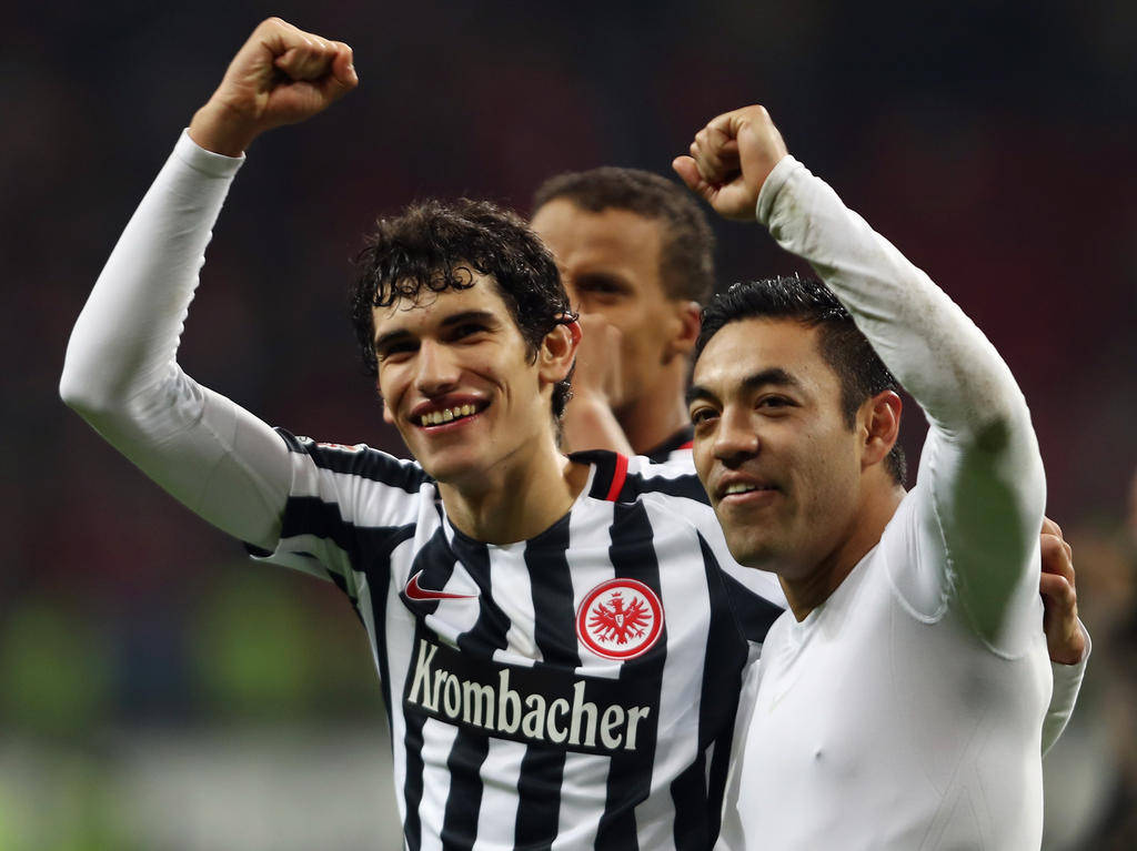 Jesús Vallejo celebrando una victoria del Eintracht con el méxicano Marco Fabián. (Foto: Getty)