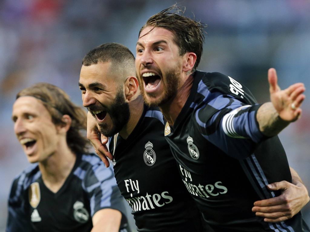 Benzema y Ramos celebran el segundo gol del Madrid en Málaga. (Foto: Getty)