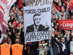 Bayern-Fans protestieren in Berlin gegen die Entlassung von Ancelotti