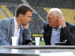 Oliver Bierhoff (li.) nimmt Franz Beckenbauer in Schutz