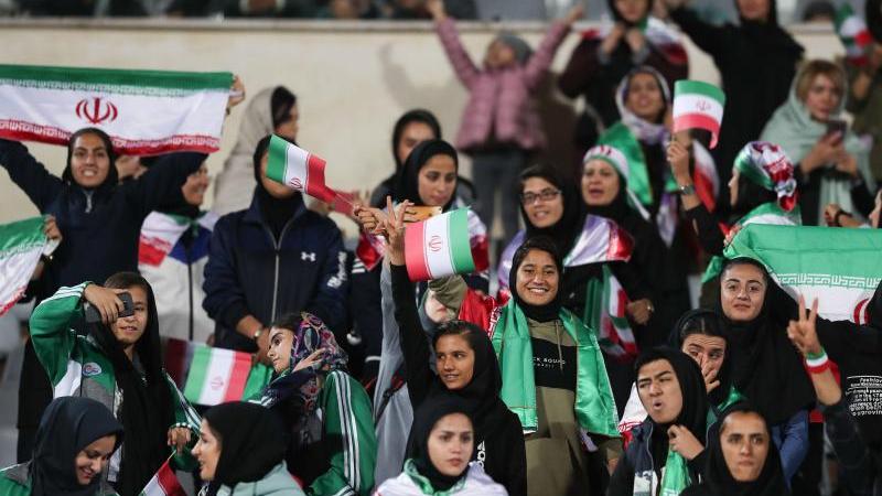 Iranische Frauen jubeln bei einem Fußballspiel auf der Tribüne