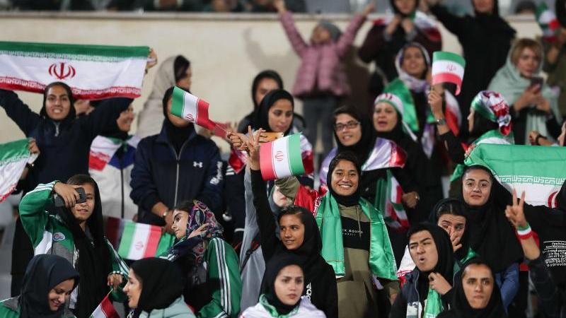Iranische Frauen jubeln bei einem Fußballspiel auf der Tribüne Iranische Frauen jubeln bei einem Fußballspiel auf der Tribüne