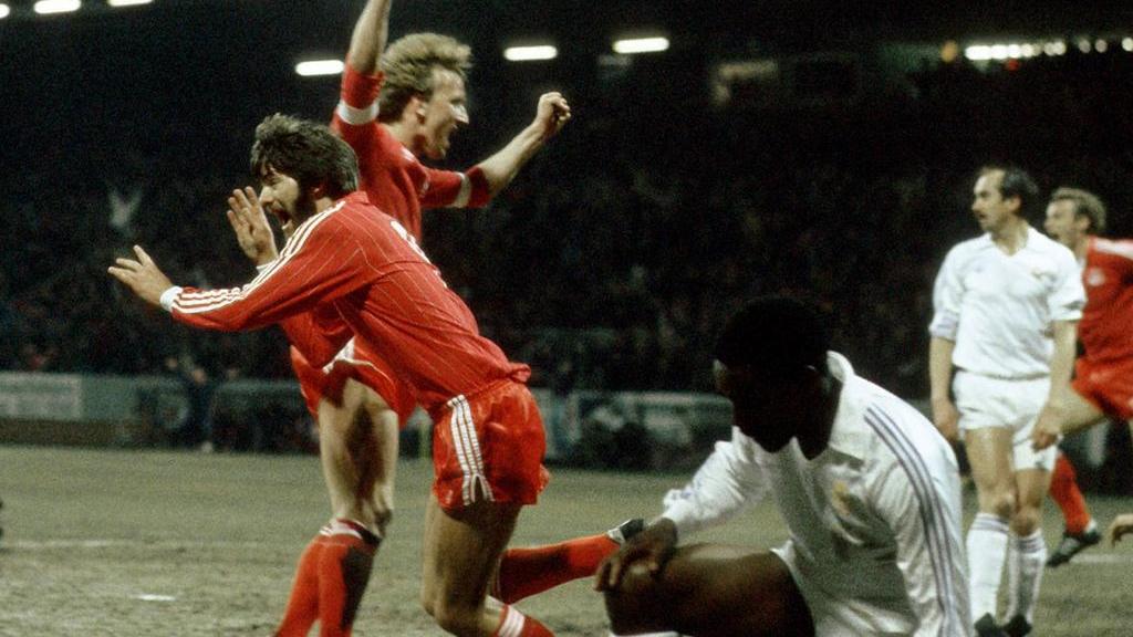1982 überrollte der 1. FC Kaiserslautern mit Funkel (l.) und Brehme (2.v.l.) Real Madrid 1982 überrollte der 1. FC Kaiserslautern mit Funkel (l.) und Brehme (2.v.l.) Real Madrid