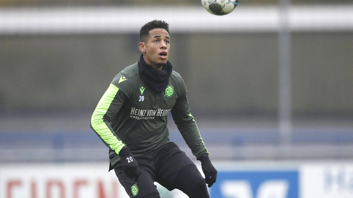 Dennis Aogo stand zuletzt bei Hannover 96 unter Vertrag Dennis Aogo stand zuletzt bei Hannover 96 unter Vertrag