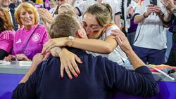 Bundestrainer Julian Nagelsmann küsst nach dem Sieg seine Freundin Lena Wurzenberger