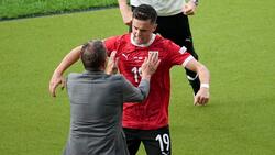 Österreichs Christoph Baumgartner (r.) jubelt nach seinem Tor zum 2:1 mit Trainer Ralf Rangnick