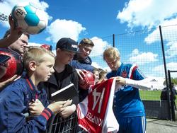 Nicolai Boilesen signeert na een open training van Ajax het shirt van een fan. (07-05-2015)