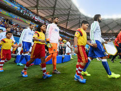 De spelers komen het veld op voor Engeland - Italië. (15-6-2014)