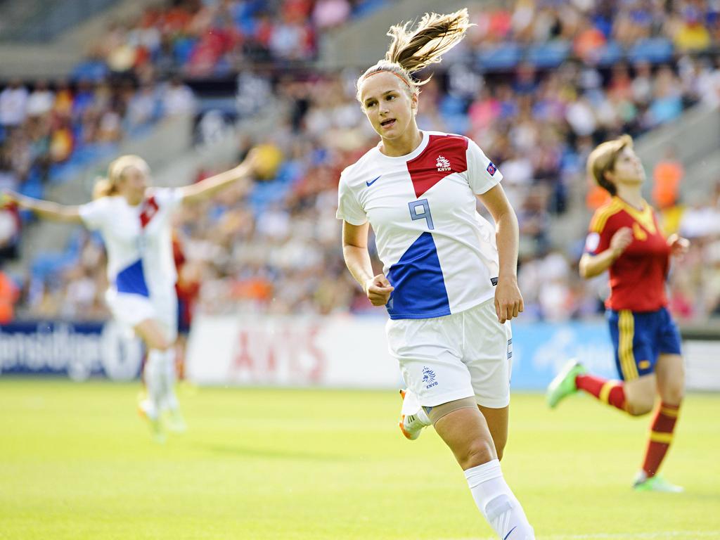 Vivianne Miedema (m.) viert op gepaste wijze haar doelpunt in de finale van het EK onder 19 jaar. (27-07-2014)