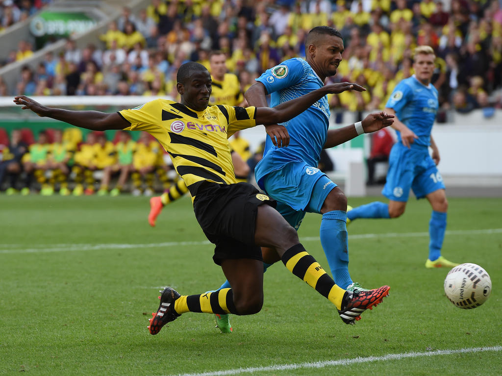 Borussia Dortmunds Angreifer Adrian Ramos (l.) spielte gegen die Stuttgarter Kickers stark
