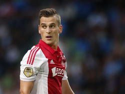 Arkadiusz Milik kijkt over zijn schouder. (13-09-2014)