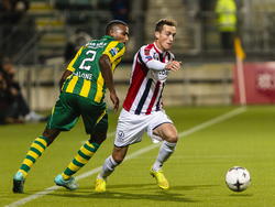 Freek Heerkens (r.) laat Dion Malone achter zich in de wedstrijd ADO Den Haag - Willem II. (08-11-2014)