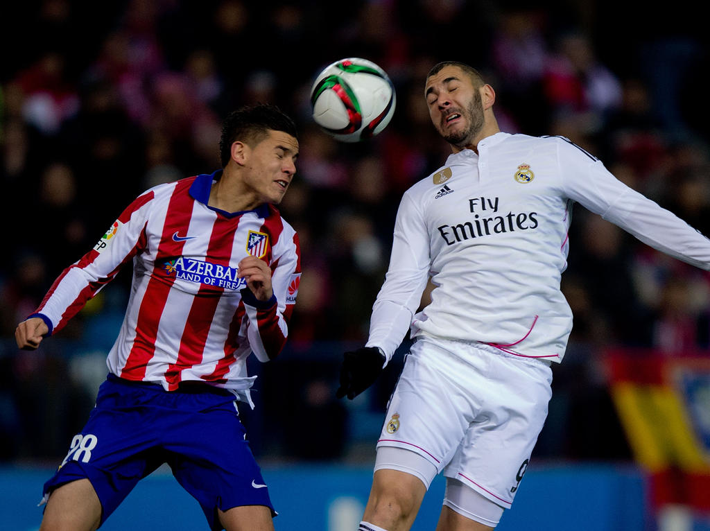Lucas Hernández (l.) van Atlético Madrid vecht een luchtduel uit met Real Madrid-speler Karim Benzema in de achtste finale van de Copa del Rey. (07-01-2015)