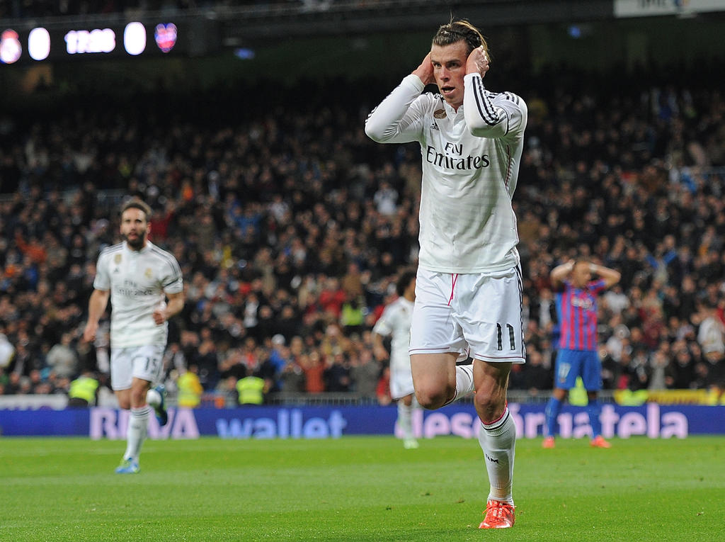 Bale se tapó los oídos, tal vez en respuesta a las críticas. (Foto: Getty)