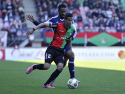 Marcel Appiah (voor) probeert Charles Dissels (achter) van zich af te houden tijdens het competitieduel NEC Nijmegen - Almere City FC. (19-04-2015)