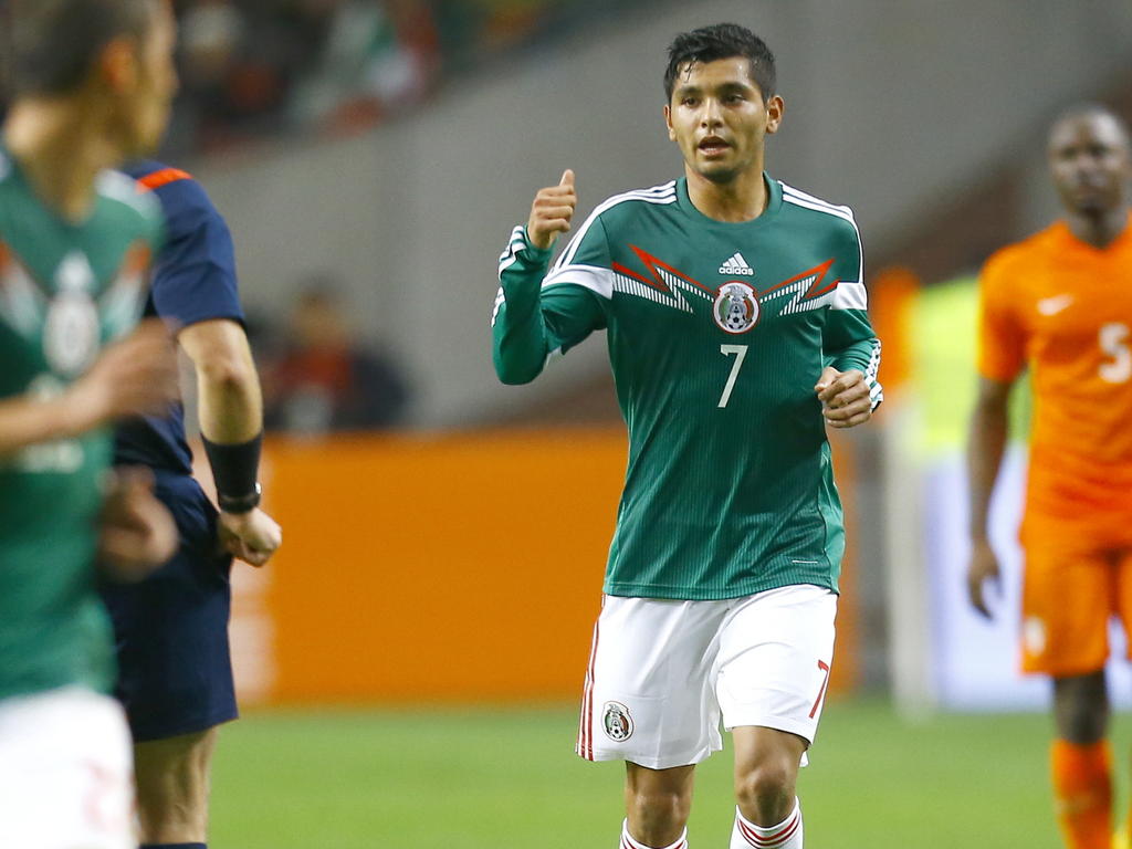 Jesús Corona (m.) in actie tijdens de oefeninterland Nederland - Mexico. De aanvaller speelt in Nederland voor FC Twente. (12-11-2014)