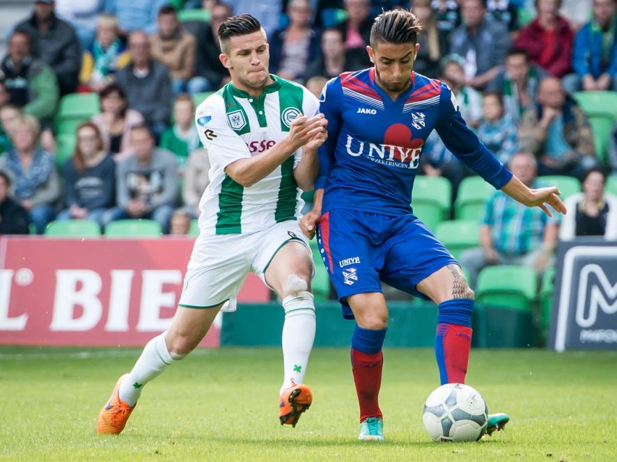 Caner Çavlan (r.) probeert Bryan Linssen (l.) van de bal te houden tijdens FC Groningen - sc Heerenveen. (13-09-2015)