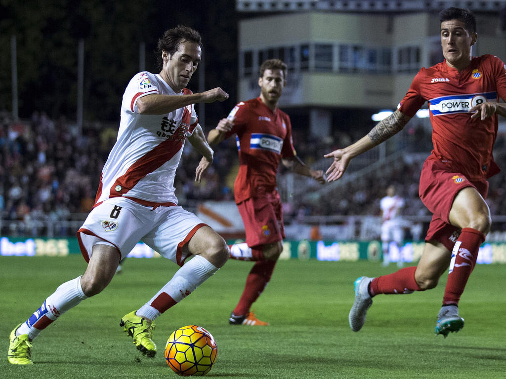 Baena (izq.) intenta zafarse de Enzo Roco en un lance del encuentro. (Foto: Getty)