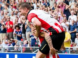 Luuk de Jong (r.) springt op Maxime Lestienne (l.), die namens PSV de 1-1 maakt in de topper tegen Feyenoord. (30-08-2015)