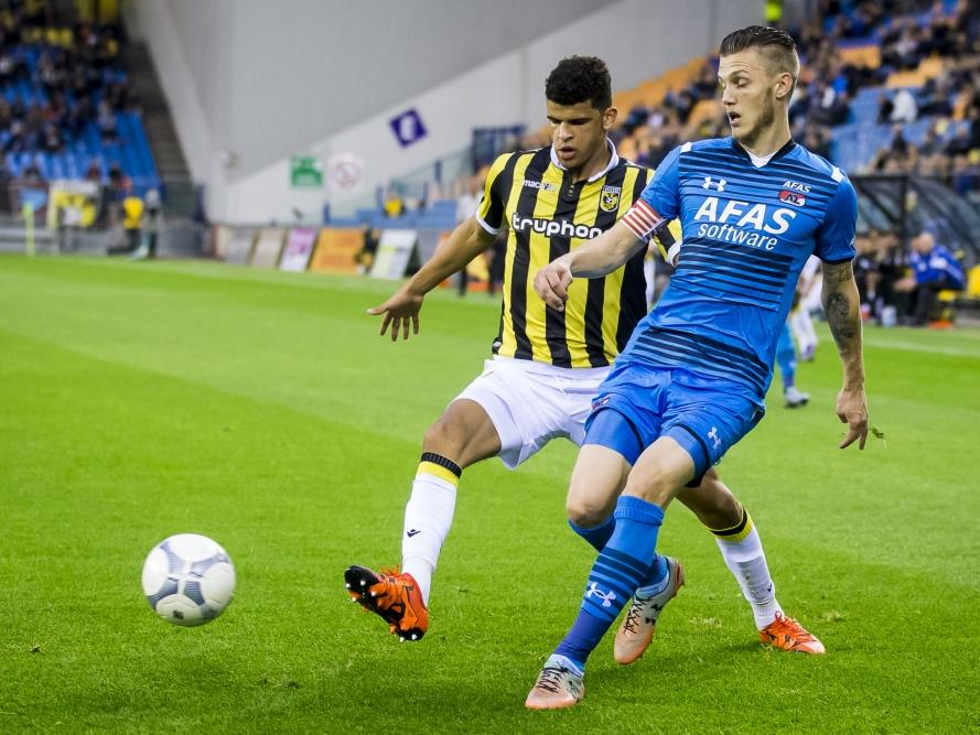 AZ-aanvoerder Jeffrey Gouweleeuw wordt op eigen helft onder druk gezet door Vitesse-aanvaller Dominic Solanke, maar blijft rustig. (08-11-2015)